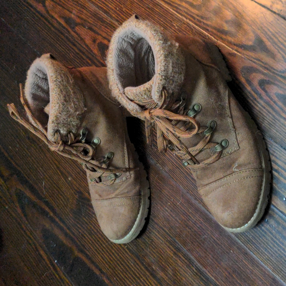 Sherpa Chelsea boots with lace, size 7 - Picture 2 of 4